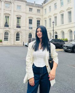 Sarah Khan Instagram - Hello 👋 🇬🇧