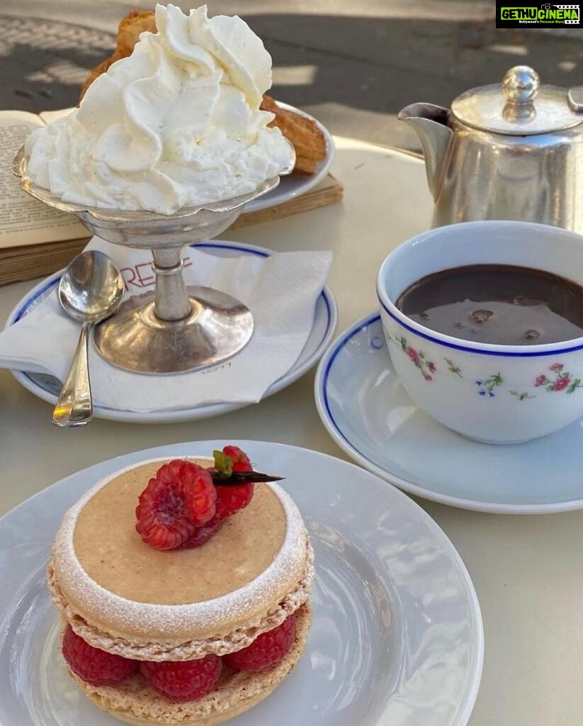 Sarah Khan Instagram - The best hot chocolate in Paris 🤌🏻♥️ Wearing @parien_house Carette Paris
