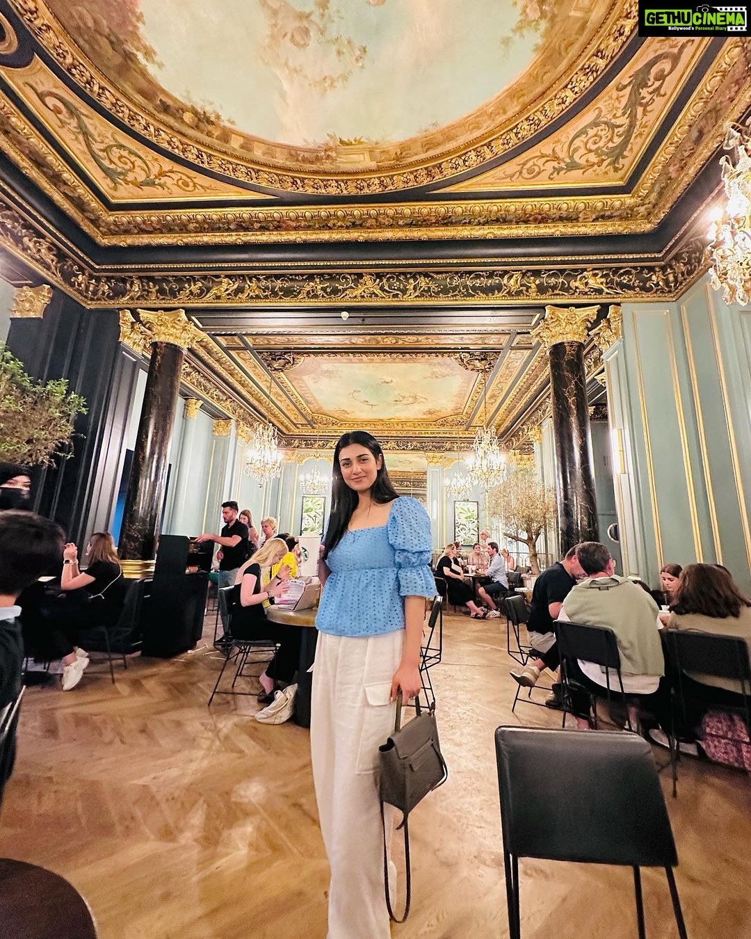 Sarah Khan Instagram - Just a regular Starbucks in Paris 💕☕️🍰 Starbucks Opéra Garnier