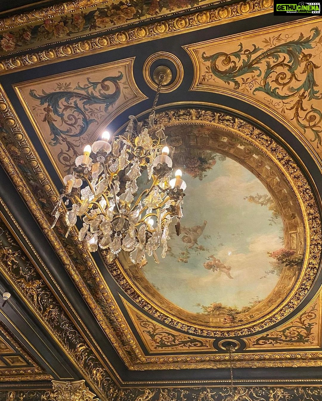 Sarah Khan Instagram - Just a regular Starbucks in Paris 💕☕️🍰 Starbucks Opéra Garnier