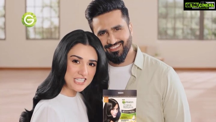 Sarah Khan Instagram - Ooops.. Mera secret is out thanks to @falakshabir1 !! 🫣 We have both been on camera a million times as individuals but this one is extra special as it was our first time officially sharing the screen together thanks to our favourite Garnier Color Naturals! 💚 Join our @garnierpakistan family with us and tell us your favourite moments with your partner & Garnier Color Naturals. #GarnierColorNaturals #garnierpk