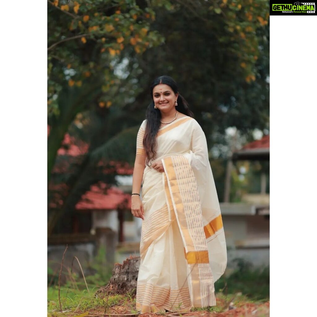 Saranya Mohan Instagram - Elegance is the only beauty that never fades. 🥰❤ 📸 @vivek_kovalam Edit @swami_bro