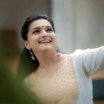 Saranya Mohan Instagram - You can only live life to the fullest when you see through the eyes of a child. 📷 @vivek_kovalam 👗 @deinudesigns