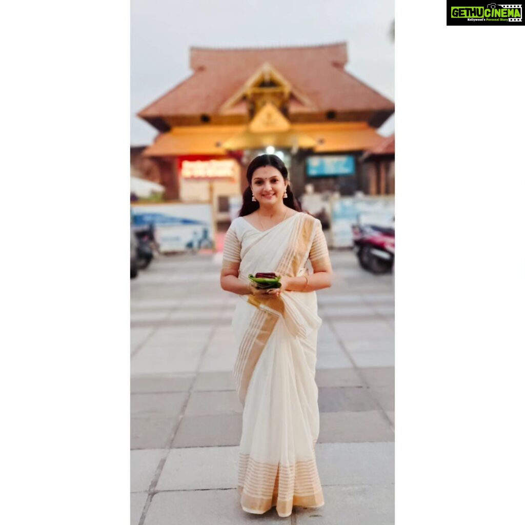 Saranya Mohan Instagram - ❤❤❤പദ്മനാഭസ്വാമിയുടെ നടയിൽ 📷 @sreeraj_capture Sree Padmanabha Swami Temple, Kerala