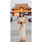 Saranya Mohan Instagram - ❤❤❤പദ്മനാഭസ്വാമിയുടെ നടയിൽ 📷 @sreeraj_capture Sree Padmanabha Swami Temple, Kerala