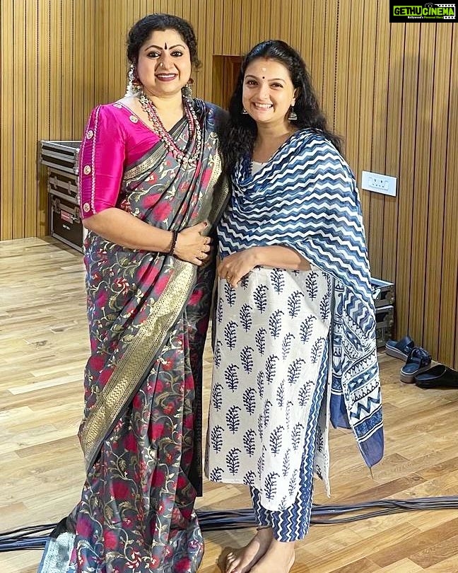 Saranya Mohan Instagram - With the dearest and extremely talented @binni.krishnakumar chechi. Kerala Arts and Crafts Village