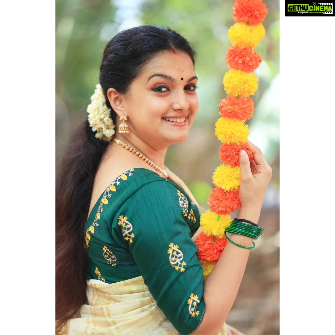 Saranya Mohan Instagram - 🥰❤❤ 📷 @vivek_kovalam Trivandrum, India