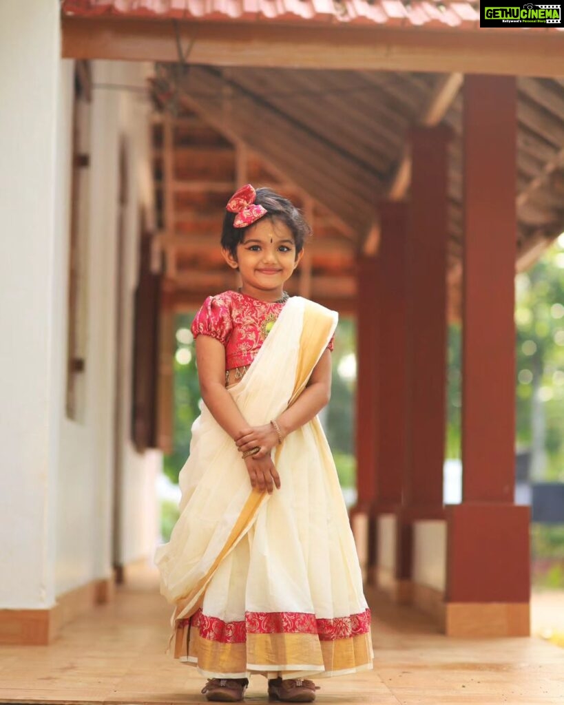 Saranya Mohan Instagram - തിരുവോണദിനാശംസകൾ ഫ്രം പൂർണി ❤ 👗 @mariyam__couture 📷 @vivek_kovalam Trivandrum, India