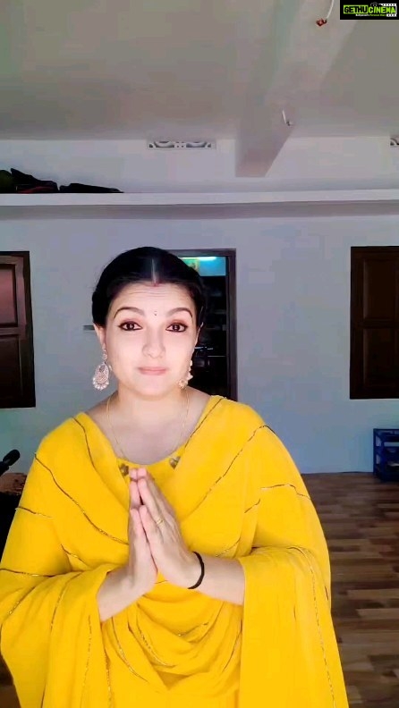 Saranya Mohan Instagram - ഓണം വന്നോ എന്ന ചോദ്യം ഇനി ചോദിക്കരുത് 🥲 👗 @laagire