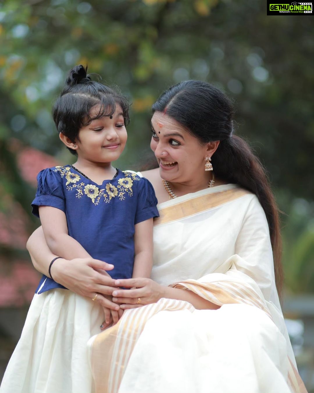 Saranya Mohan Instagram - ❤❤❤ With my dearest @paddupoorni Trivandrum, India