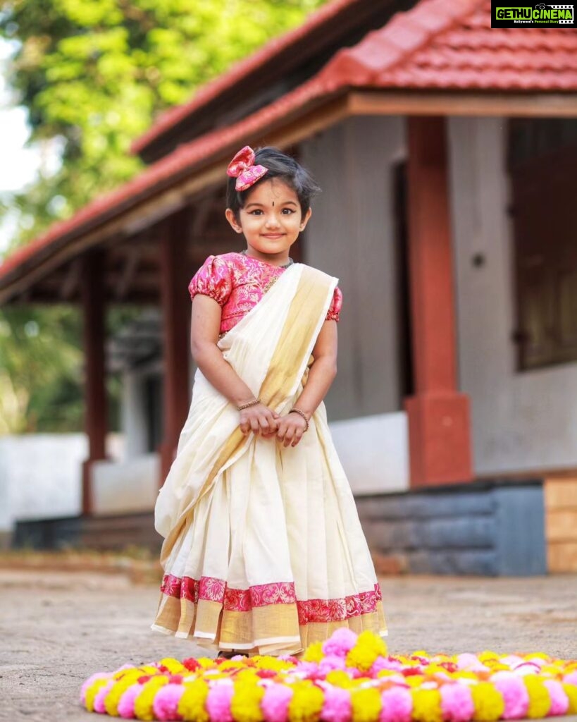 Saranya Mohan Instagram - തിരുവോണദിനാശംസകൾ ഫ്രം പൂർണി ❤ 👗 @mariyam__couture 📷 @vivek_kovalam Trivandrum, India