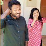 Saranya Mohan Instagram – കോവളത്തെ മമ്മൂട്ടി എന്നൊക്കെ വിളിക്കുന്ന ഒരു കാലം ഉണ്ടായിരുന്നു. ആ ഇപ്പൊ പിടി പോയ മൺ വെട്ടി എന്നും 🥲 Trivandrum, India