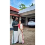 Saranya Mohan Instagram – ഞാൻ : “വാ, നമുക്കൊരു കപ്പിൾ ഫോട്ടോ എടുക്കാം ”
@saranyamohanofficial : “എന്നാൽ ഒരു വെറൈറ്റി പോസ്‌ ആകാം ”
പോസ്‌ ചെയ്തപ്പോൾ ഞാൻ
: “ഇതൊരുമാതിരി നീ ഫോട്ടോയിൽ ഓടാൻ നിൽകുമ്പോൾ ഞാൻ പിടിച്ചു നിർത്തുന്നത് പോലെ ഉണ്ടല്ലോ ”
@saranyamohanofficial : “എന്നെ പറഞ്ഞാ മതി ”
ഞാൻ : “ഇത് തന്നെ നാട്ടുകാരും പറയുന്നത് ”
@saranyamohanofficial : “പോസ് ചെയ്യൂ ഹേ ”
ഞാൻ : “സുലാൻ ”
🤭🤭 Trivandrum, India