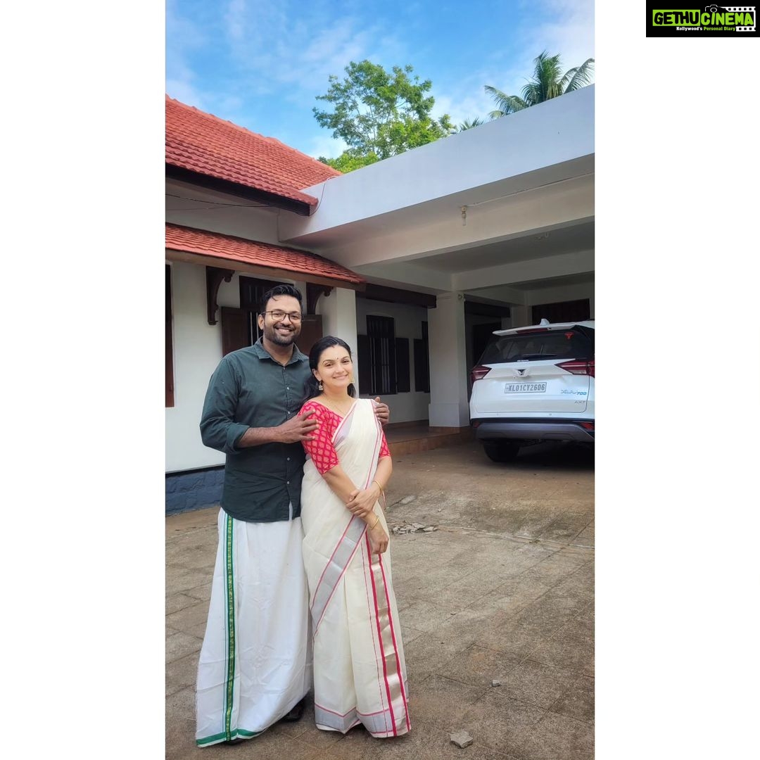 Saranya Mohan Instagram - ഞാൻ : "വാ, നമുക്കൊരു കപ്പിൾ ഫോട്ടോ എടുക്കാം " @saranyamohanofficial : "എന്നാൽ ഒരു വെറൈറ്റി പോസ് ആകാം " പോസ് ചെയ്തപ്പോൾ ഞാൻ : "ഇതൊരുമാതിരി നീ ഫോട്ടോയിൽ ഓടാൻ നിൽകുമ്പോൾ ഞാൻ പിടിച്ചു നിർത്തുന്നത് പോലെ ഉണ്ടല്ലോ " @saranyamohanofficial : "എന്നെ പറഞ്ഞാ മതി " ഞാൻ : "ഇത് തന്നെ നാട്ടുകാരും പറയുന്നത് " @saranyamohanofficial : "പോസ് ചെയ്യൂ ഹേ " ഞാൻ : "സുലാൻ " 🤭🤭 Trivandrum, India
