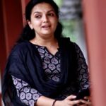 Saranya Mohan Instagram – 🙏🙏Good Night.
Please do excuse my mistakes. ❤
📷 @vivek_kovalam