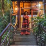 Saranya Mohan Instagram – ചെവിയിൽ ഉള്ളത് ചെമ്പരത്തി പൂവ് ആണോ എന്ന കമന്റ്‌ നിരോധിച്ചിരിക്കുന്നു. 🤭🤭

📷 @swami_bro Fragrant Nature Kollam