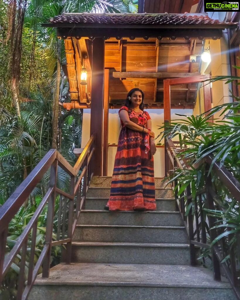 Saranya Mohan Instagram - ചെവിയിൽ ഉള്ളത് ചെമ്പരത്തി പൂവ് ആണോ എന്ന കമന്റ്‌ നിരോധിച്ചിരിക്കുന്നു. 🤭🤭 📷 @swami_bro Fragrant Nature Kollam