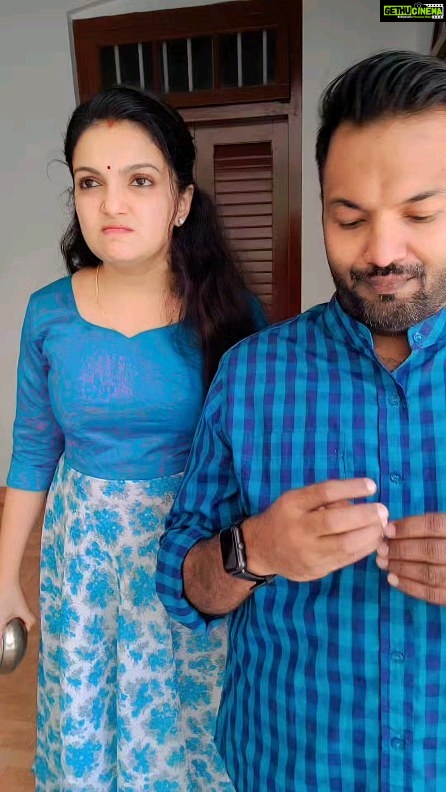 Saranya Mohan Instagram - ഡ്യൂഡ് ഡ്യൂഡെറ്റ് ആയപ്പോൾ 🤭 Trivandrum, India