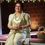 Sarayu Mohan Instagram - ഏവർക്കും ഹൃദയം നിറഞ്ഞ ഓണാശംസകൾ ♥️ @meeramax_makeupartist_ @anoop_kumar_pixelhouse @kerala_bygone_fashion