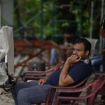 Sarayu Mohan Instagram - ഇന്നത്തെ ഈ വെള്ളിയാഴ്ചയിലേക്കുള്ള/വെള്ളിയാഴ്ചയിലുള്ള സനലിന്റെ കാത്തിരിപ്പ് വർഷങ്ങളായുള്ള സ്വപ്നത്തിന് പുറകെയുള്ള ഓട്ടത്തിന്റെ നെടുവീർപ്പ് നിറഞ്ഞതാണ്... അത്രമേൽ സ്വപ്നം കണ്ട്, കയ്യെത്തി പിടിച്ചു എന്ന് കരുതിയ ഇടത്തിൽനിന്ന് ഇടറി വീണ്, വീണ്ടും പിടഞ്ഞെണീറ്റ്, ആരോടും പരിഭവങ്ങൾ ഇല്ലാതെ,ലക്ഷ്യത്തിന് പുറകേ വീണ്ടും വീണ്ടുമോടി തന്നോട് തന്നെയുള്ള മത്സരത്തിൽ ആദ്യ കടമ്പ കടന്ന് എത്തി നിൽക്കുന്ന വെള്ളിയാഴ്ച ആണ്... ഒരുപാട് സിനിമകൾ പ്രേക്ഷകരിലേക്ക് എത്തുന്നു....നല്ലത് കണ്ടില്ലെന്ന് നടിക്കില്ല എന്ന് മാത്രമല്ല നാലാളിലേക്ക് എത്താൻ കൂടെ നിൽക്കുന്നവരാണ് മലയാളി പ്രേക്ഷകർ... നിറഞ്ഞ പോസ്റ്റേഴ്സിന്റെ അഭാവത്തിലും പ്രൊമോഷൻ വർക്കുകളുടെ കുറവിലുമാണ് സിനിമ തീയേറ്ററുകളിലേക്ക് എത്തുന്നത് എന്നത് സത്യമാണ്... എങ്കിലും നിങ്ങൾക്ക് മുന്നിലേക്ക് ഞങ്ങളുടെ നിറഞ്ഞ പ്രതീക്ഷകളോടെ എന്റെ സച്ചുവിന്റെ ആദ്യ സിനിമ "കുഞ്ഞമ്മിണിസ് ഹോസ്പിറ്റൽ" വന്ന് ചേരുകയാണ്.. കാണാൻ ശ്രമിക്കുമല്ലോ.... സച്ചൂ.... അഭിമാനം... സന്തോഷം... പിന്നിട്ട വഴികൾ പോലെ മുന്നോട്ടുള്ള യാത്രയിലും എന്നെന്നും കൂടെയുണ്ട് ♥️