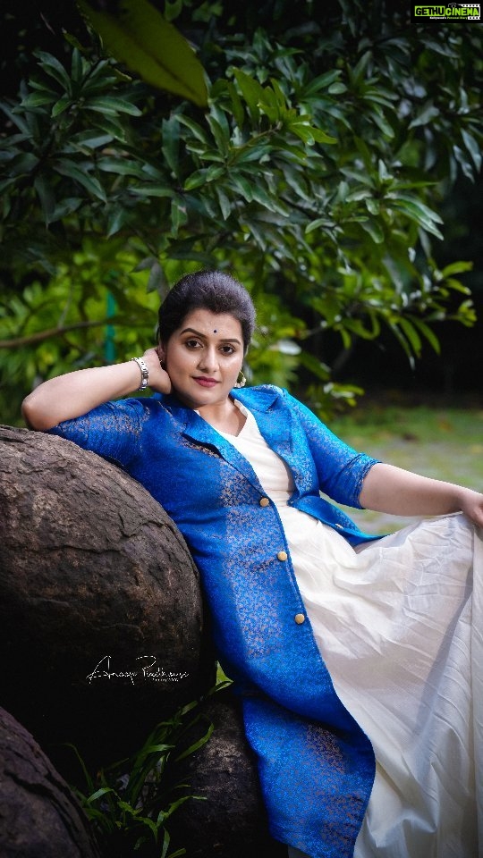 Sarayu Mohan Instagram - @ansisiyad costume @meeramax_makeupartist_ makeup @santhosh__thazhathu shot @anoop_kumar_pixelhouse click