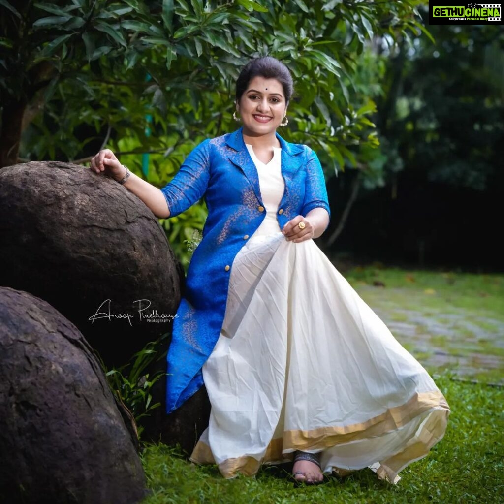 Sarayu Mohan Instagram - Onam on the way! @ansisiyad costume ♥️ @anoop_kumar_pixelhouse click ♥️ @meeramax_makeupartist_ makeover ♥️