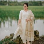 Sarayu Mohan Instagram - The elegance of white and gold combo! Easily got into festive mode with this salwar from @sree_clothing😍 Click @_story_telle__r ♥️ Mua @meeramax_makeupartist_ ♥️ Paravour