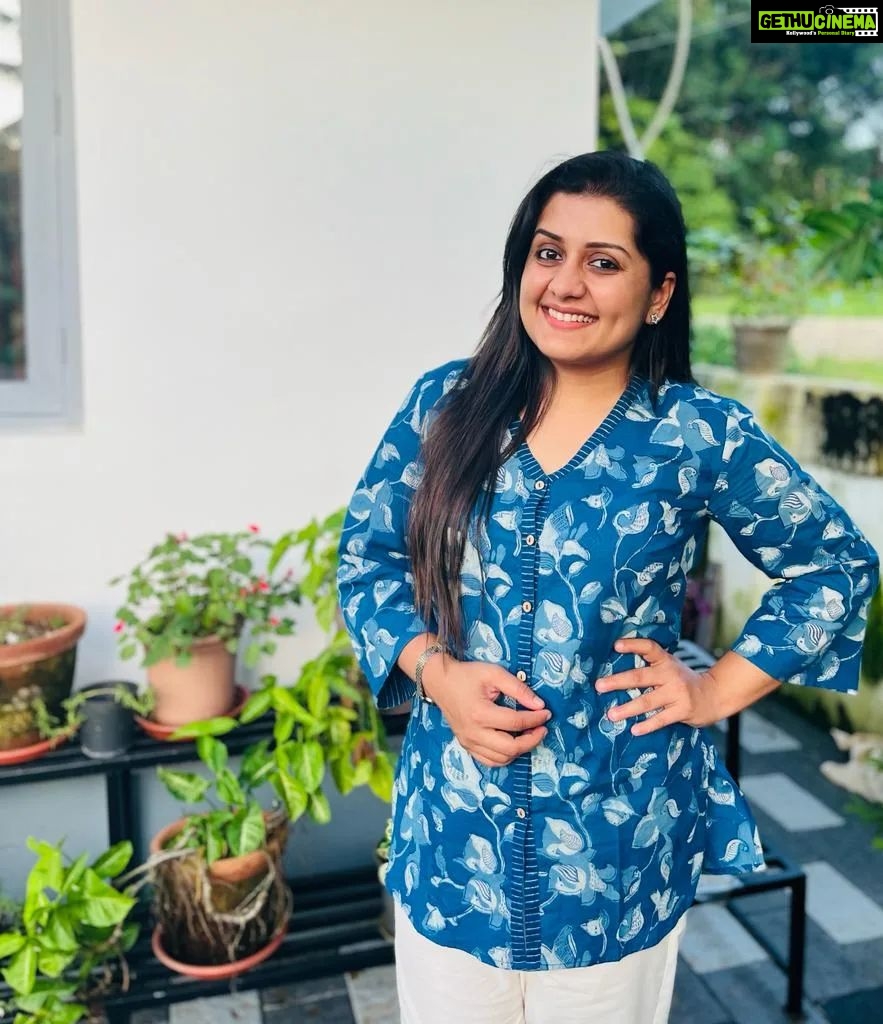 Sarayu Mohan Instagram - നല്ലൊരു പിറന്നാൾ ദിനം ഇന്നലകളിലേക്ക് മറയുമ്പോൾ മനസ്സ് നിറച്ചത് നിങ്ങൾ നേർന്ന ആശംസകളും സ്നേഹവുമാണ്... നന്ദി♥️ Heera Waters