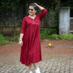 Sarayu Mohan Instagram - Have a bright sunday Clicks :@__vivid_snaps Mua @jaz_bridal_makeover Aliyacut frock Yoke and sleev mirror work Wrinkle material Sizes s to xxl Rate899/free shipping kerala