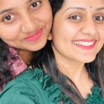 Sarayu Mohan Instagram - When u r jobless go meet ur friend and make her dance in between work😂 @meeramax_makeupartist_ ❤️ Meeramax Academy