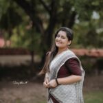 Sarayu Mohan Instagram - അമ്മുസ് 🥰 . @sarayu_mohan @_story_telle__r . . . . . #picoftheday #pic #instagood #instadaily #actress #actresslife #modeling #stylefashion #fashionista #costume #gown #beach #reels #goodvibes #vibes #malayalamcinema #kochi #kochidiaries #puthuvype #love #photography Kochi Kerela, India