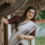 Sarayu Mohan Instagram - നാൽവരി കവിത പോൽ ചെറിയൊരു ജീവിതം നിറയുന്നിന്നീ ദിനത്തിൽ ചിരികൾ എന്നോരം നേർന്നോരാ ആശംസകൾ ചേർക്കുന്നു നെഞ്ചോരം♥️ Clicks my own @_story_telle__r ♥️ Ernakulathappan- Lord Shiva Temple at Ernakulam