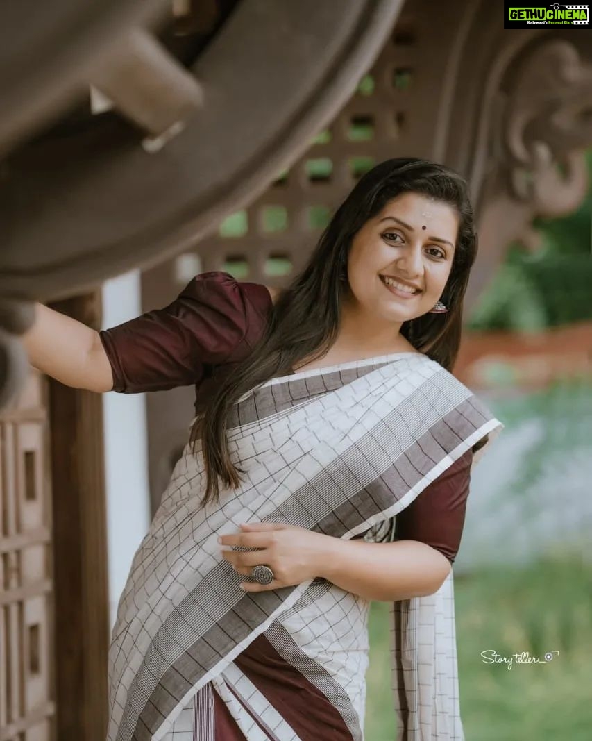 Sarayu Mohan Instagram - നാൽവരി കവിത പോൽ ചെറിയൊരു ജീവിതം നിറയുന്നിന്നീ ദിനത്തിൽ ചിരികൾ എന്നോരം നേർന്നോരാ ആശംസകൾ ചേർക്കുന്നു നെഞ്ചോരം♥️ Clicks my own @_story_telle__r ♥️ Ernakulathappan- Lord Shiva Temple at Ernakulam