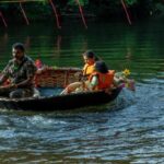 Sarayu Mohan Instagram - പത്തനംതിട്ട കരിയാട്ടത്തിന്റെ ഭാഗമായി നടന്ന സംസ്ഥാനത്തെ ആദ്യത്തെ കുട്ടവഞ്ചി തുഴച്ചിൽ മത്സരത്തിന് സാക്ഷ്യം വഹിക്കാൻ സാധിച്ചു... കുട്ടവഞ്ചിയിൽ കയറാനും ♥️ Thanks to @benoj_chennatt @vinu__krishnan Adavi Eco Tourism