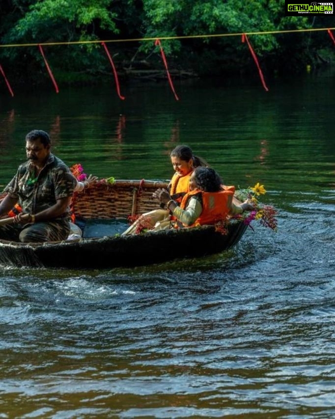 Sarayu Mohan Instagram - പത്തനംതിട്ട കരിയാട്ടത്തിന്റെ ഭാഗമായി നടന്ന സംസ്ഥാനത്തെ ആദ്യത്തെ കുട്ടവഞ്ചി തുഴച്ചിൽ മത്സരത്തിന് സാക്ഷ്യം വഹിക്കാൻ സാധിച്ചു... കുട്ടവഞ്ചിയിൽ കയറാനും ♥️ Thanks to @benoj_chennatt @vinu__krishnan Adavi Eco Tourism