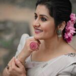 Sarayu Mohan Instagram - Watch her close!♥️