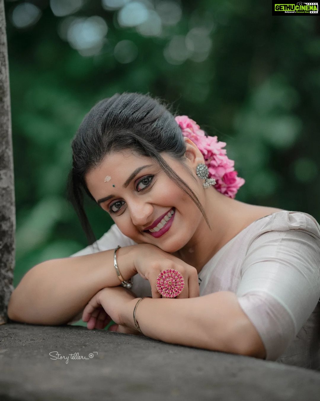 Sarayu Mohan Instagram - Watch her close!♥️