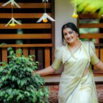 Sarayu Mohan Instagram - ഏവർക്കും ഹൃദയം നിറഞ്ഞ ഓണാശംസകൾ ♥️ @meeramax_makeupartist_ @anoop_kumar_pixelhouse @kerala_bygone_fashion