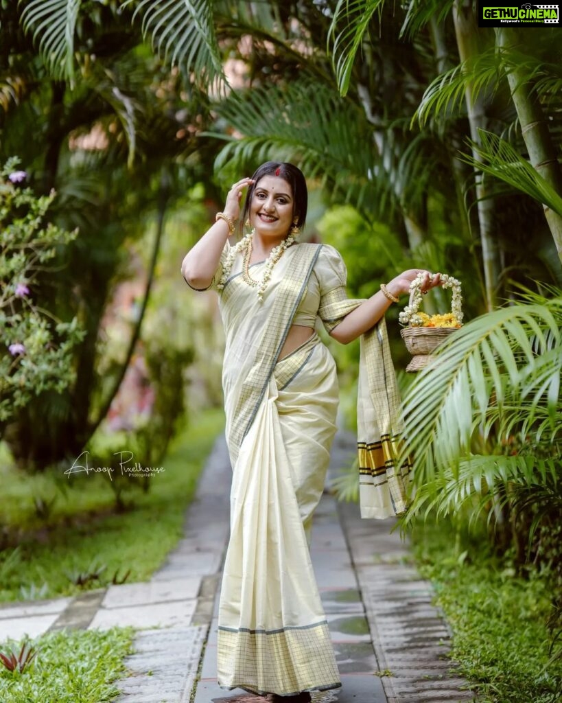 Sarayu Mohan Instagram - ഏവർക്കും ഹൃദയം നിറഞ്ഞ ഓണാശംസകൾ ♥ @meeramax_makeupartist_ @anoop_kumar_pixelhouse @kerala_bygone_fashion