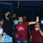 Sarayu Mohan Instagram - ഒരു കുഞ്ഞു പയ്യൻ ആയിരുന്നു... വാ തോരാതെ വർത്തമാനം പറയുന്ന ഒരു പാലക്കാട്‌ക്കാരൻ...എന്ത് പറഞ്ഞാലും സിനിമയിൽ എത്തി നിൽക്കുന്ന ഒരു ജാതി ചെക്കൻ...ആർത്തിയോടെ സിനിമകളിൽ അസ്സിസ്റ്റ്‌ ചെയ്തിരുന്ന ചെറുപ്പക്കാരൻ.... എന്തോരം കഥകളാ പറഞ്ഞേ.... എത്ര വട്ടാ ദാ ഇപ്പോ സിനിമ ചെയ്യ്യുംന്ന് കരുതിയേ...ചില നേരം എത്ര ക്രൂരമായാണ് നിന്റെ കണ്ണിലെ നനവ് ഞാൻ കണ്ടില്ലെന്ന് നടിച്ചേ...നിന്നെക്കാൾ നോവുന്നുണ്ടായിരുന്നു എനിക്ക്.... നീറി നീറി അവസാനം ഒരു നാൾ നീ കണ്ട സ്വപ്നത്തിന് ചിറക് മുളച്ചു... ചിറക് വിരിഞ്ഞാൽ ഇനി പറക്കുക അങ്ങ്.... വലിയ ആകാശങ്ങൾ താണ്ടുക... ആ മെല്ലിച്ച പയ്യൻ മുതൽ ഇന്നീ താടിക്കാരൻ വരെ വർഷങ്ങൾ അത്രയും നീ പറഞ്ഞ കഥകൾ നിറയട്ടെ വെള്ളിത്തിരയിൽ... എന്നെന്നും സന്തോഷം നിറയട്ടെ നിന്നിൽ ♥️ കുഞ്ഞമ്മിണീസ് ഹോസ്പിറ്റൽ സിനിമയുടെ സംവിധായകൻ സനൽ വി ദേവന്, എന്റെ സച്ചുവിന് ജന്മദിനാശംസകൾ.... ♥️