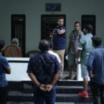 Sarayu Mohan Instagram - ഒരു കുഞ്ഞു പയ്യൻ ആയിരുന്നു... വാ തോരാതെ വർത്തമാനം പറയുന്ന ഒരു പാലക്കാട്‌ക്കാരൻ...എന്ത് പറഞ്ഞാലും സിനിമയിൽ എത്തി നിൽക്കുന്ന ഒരു ജാതി ചെക്കൻ...ആർത്തിയോടെ സിനിമകളിൽ അസ്സിസ്റ്റ്‌ ചെയ്തിരുന്ന ചെറുപ്പക്കാരൻ.... എന്തോരം കഥകളാ പറഞ്ഞേ.... എത്ര വട്ടാ ദാ ഇപ്പോ സിനിമ ചെയ്യ്യുംന്ന് കരുതിയേ...ചില നേരം എത്ര ക്രൂരമായാണ് നിന്റെ കണ്ണിലെ നനവ് ഞാൻ കണ്ടില്ലെന്ന് നടിച്ചേ...നിന്നെക്കാൾ നോവുന്നുണ്ടായിരുന്നു എനിക്ക്.... നീറി നീറി അവസാനം ഒരു നാൾ നീ കണ്ട സ്വപ്നത്തിന് ചിറക് മുളച്ചു... ചിറക് വിരിഞ്ഞാൽ ഇനി പറക്കുക അങ്ങ്.... വലിയ ആകാശങ്ങൾ താണ്ടുക... ആ മെല്ലിച്ച പയ്യൻ മുതൽ ഇന്നീ താടിക്കാരൻ വരെ വർഷങ്ങൾ അത്രയും നീ പറഞ്ഞ കഥകൾ നിറയട്ടെ വെള്ളിത്തിരയിൽ... എന്നെന്നും സന്തോഷം നിറയട്ടെ നിന്നിൽ ♥️ കുഞ്ഞമ്മിണീസ് ഹോസ്പിറ്റൽ സിനിമയുടെ സംവിധായകൻ സനൽ വി ദേവന്, എന്റെ സച്ചുവിന് ജന്മദിനാശംസകൾ.... ♥️