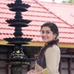 Sarayu Mohan Instagram - Good morning ♥️ @lepapillonkochi_ @ambu_images @jaz_bridal_makeover