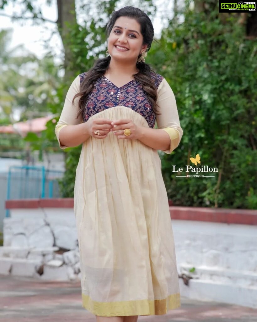 Sarayu Mohan Instagram - Sharing this special day's happiness wearing @lepapillonkochi_ Simple style stays my favourite forever ♥kunj @ambu_images ♥ @jaz_bridal_makeover ♥