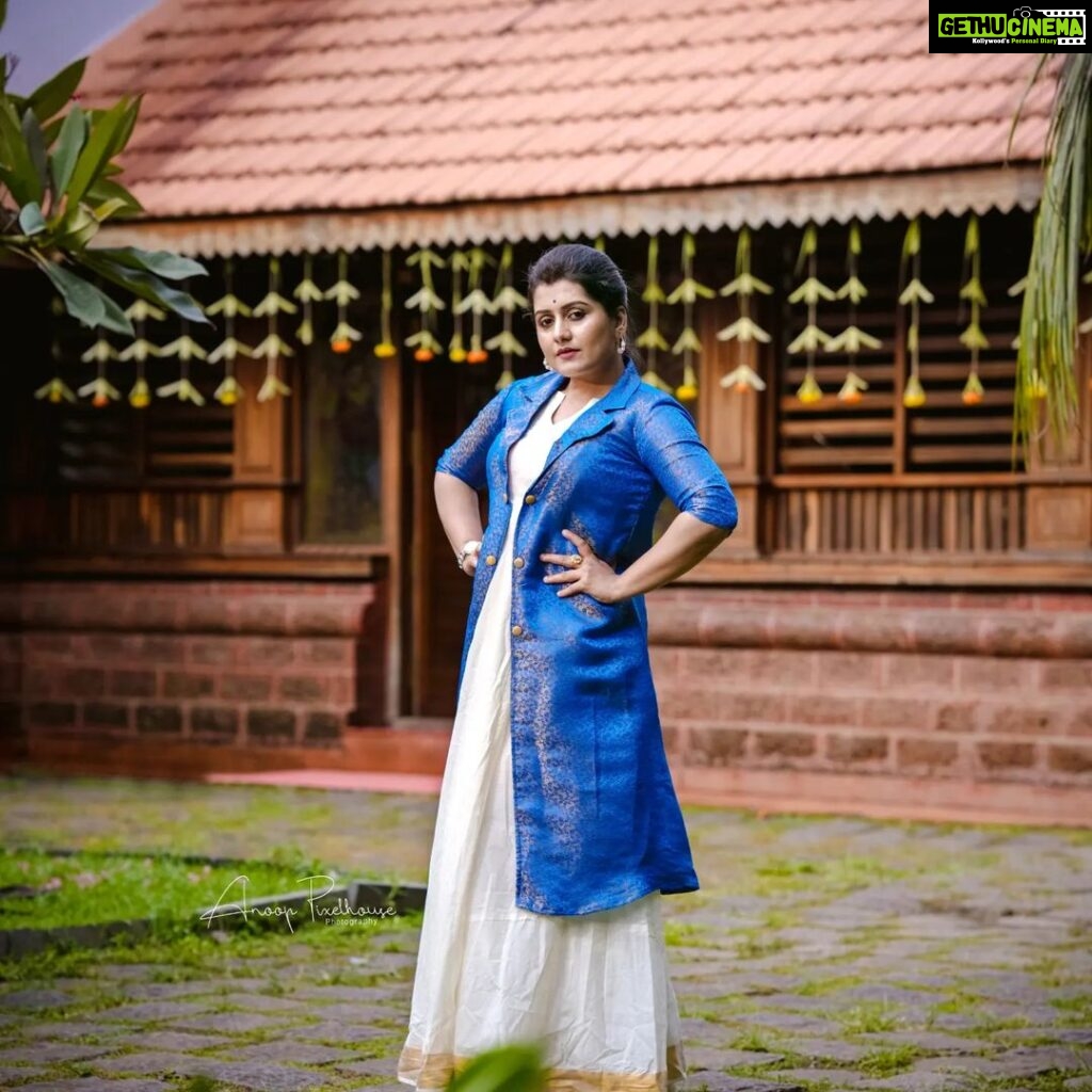 Sarayu Mohan Instagram - Onam on the way! @ansisiyad costume ♥️ @anoop_kumar_pixelhouse click ♥️ @meeramax_makeupartist_ makeover ♥️