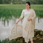 Sarayu Mohan Instagram - The elegance of white and gold combo! Easily got into festive mode with this salwar from @sree_clothing😍 Click @_story_telle__r ♥️ Mua @meeramax_makeupartist_ ♥️ Paravour