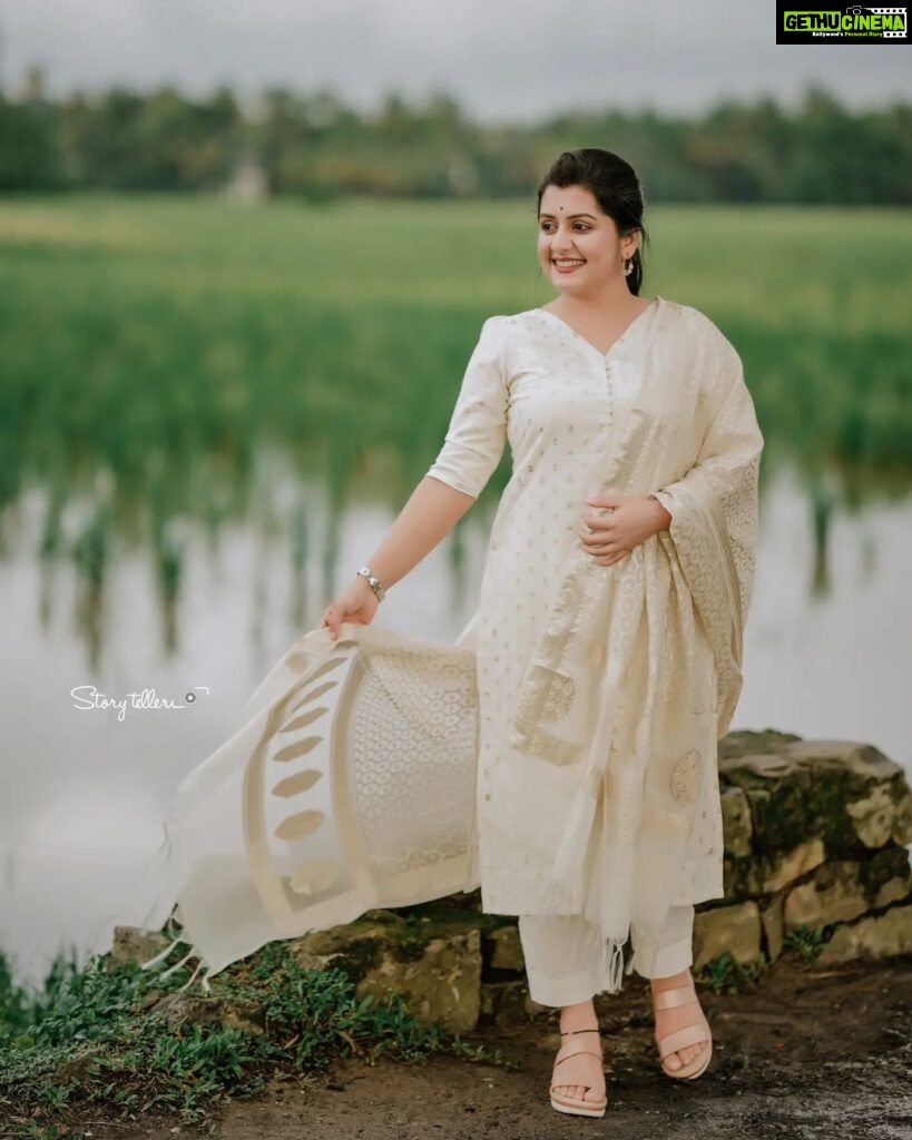 Sarayu Mohan Instagram - The elegance of white and gold combo! Easily got into festive mode with this salwar from @sree_clothing😍 Click @_story_telle__r ♥️ Mua @meeramax_makeupartist_ ♥️ Paravour