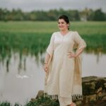 Sarayu Mohan Instagram - The elegance of white and gold combo! Easily got into festive mode with this salwar from @sree_clothing😍 Click @_story_telle__r ♥️ Mua @meeramax_makeupartist_ ♥️ Paravour