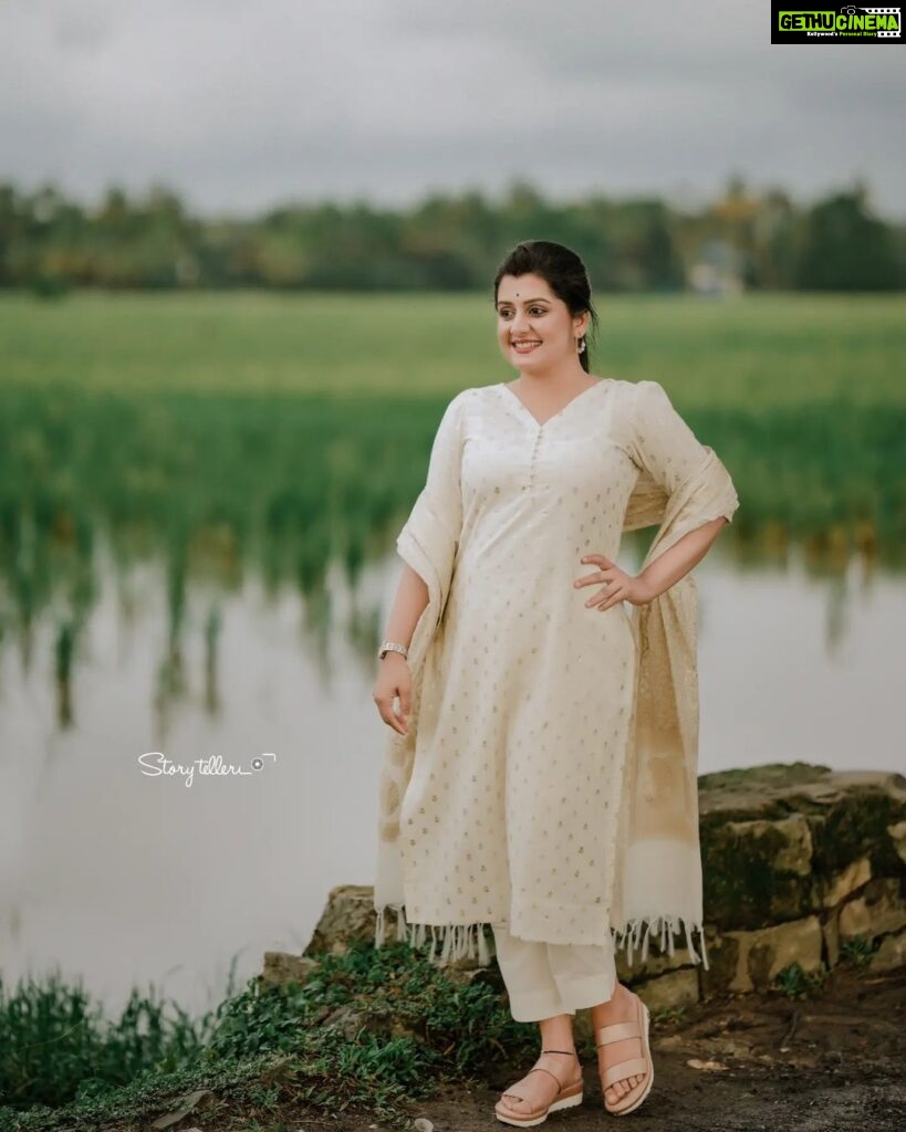Sarayu Mohan Instagram - The elegance of white and gold combo! Easily got into festive mode with this salwar from @sree_clothing😍 Click @_story_telle__r ♥ Mua @meeramax_makeupartist_ ♥ Paravour