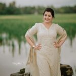 Sarayu Mohan Instagram - The elegance of white and gold combo! Easily got into festive mode with this salwar from @sree_clothing😍 Click @_story_telle__r ♥️ Mua @meeramax_makeupartist_ ♥️ Paravour