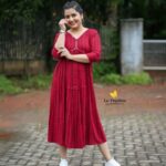 Sarayu Mohan Instagram - Have a bright sunday Clicks :@__vivid_snaps Mua @jaz_bridal_makeover Aliyacut frock Yoke and sleev mirror work Wrinkle material Sizes s to xxl Rate899/free shipping kerala